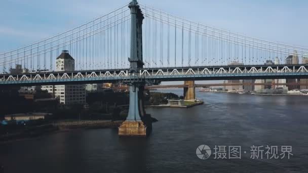 鸟瞰曼哈顿大桥通过东河在纽约, 美国。无人驾驶飞机沿公路飞行