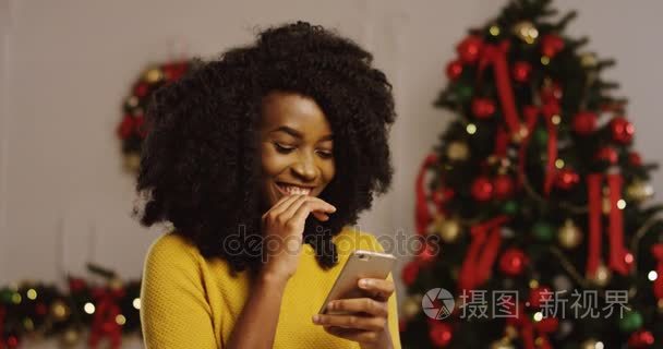 非洲女人用智能手机录音