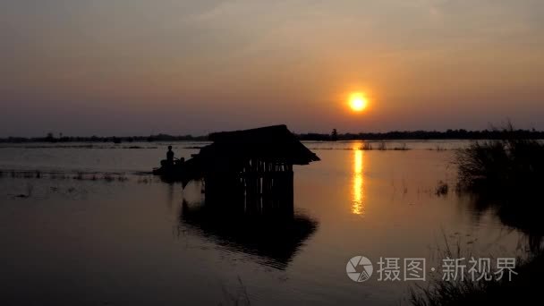 船运载的洪水视频