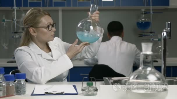 女研究员在化学实验室工作视频