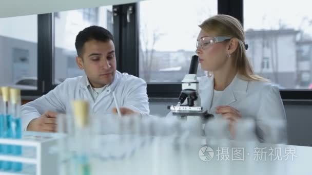 两位专注于显微镜分析的科学家