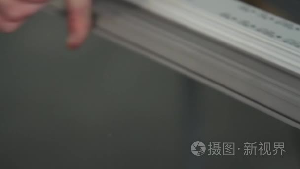 体力劳动工人组装塑钢门窗视频