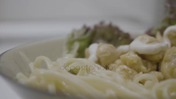 面白鸡西葫芦酱 面食面与鸡肉 巴马和欧芹在白色的背景接近 意大利菜mp4格式视频下载 正版视频编号01h5ya 摄图新视界视频库 面白鸡西葫芦酱 面食面与鸡肉 巴马和欧芹在白色的背景接近 意大利菜mp4格式视频下载 正版视频编号01h5ya 摄图新视界视频库