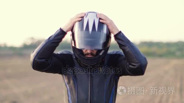 骑摩托车头盔的男车手视频