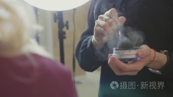 专业化妆师在面部化妆过程中使用粉末,慢动作