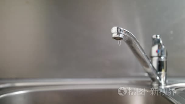 滴水的水龙头视频