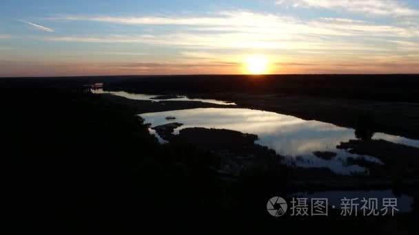 4k 空中-壮观的日落在森林湖