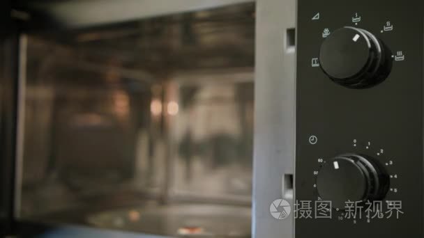 在微波炉里用食物加热容器视频