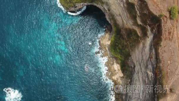 印尼巴厘岛 Penida 的悬崖海浪和波浪