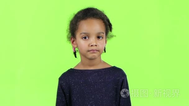 一个非洲裔美国女孩的孩子是可悲的。绿色屏幕。慢动作