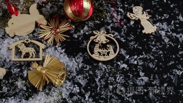 圣诞节装饰。圣诞球, 金色的薄片和黑色的背景雪花。木制圣诞装饰