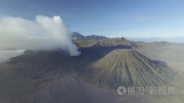 印度尼西亚溴火山的早晨鸟瞰图视频