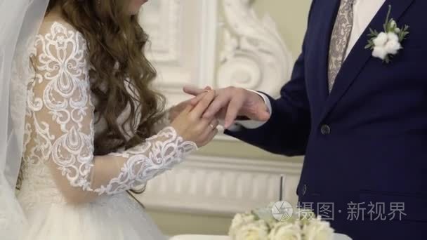 新郎和新娘交换结婚戒指视频