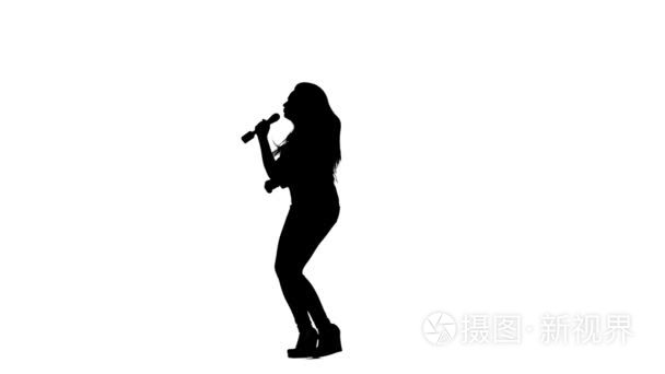女孩唱煽动性的歌曲  她有一个燃烧音乐的演唱会。白色背景。剪影.侧面视图。慢动作