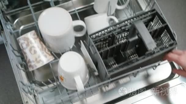 洗碗机清洁杯子和杯子视频