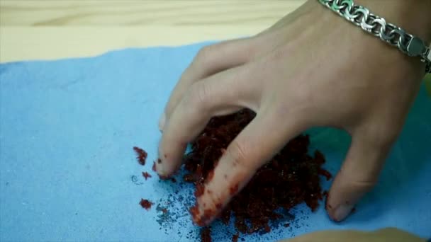 用手指在一碗里为水烟烟平 圆孔 使烟草 手 在水烟碗里放着芳香多汁的红烟 制备水烟4k 慢动作mov格式视频下载 正版视频编号01hbxb 摄图新视界视频库
