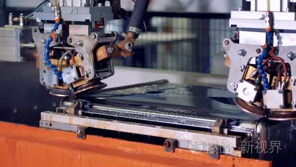 工业机器人设备焊接金属零件视频