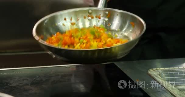 专业厨师在煎锅里煎蔬菜视频