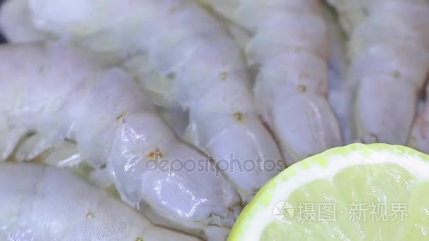 用柠檬生虾视频