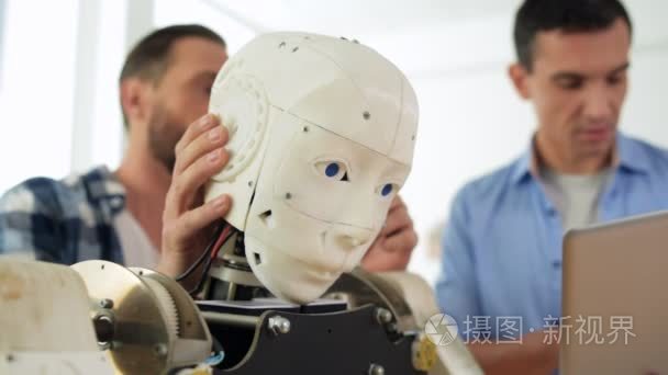 机器人头被熟练的构造器修改视频