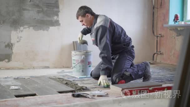 专业工人在公寓里刮混凝土地板视频