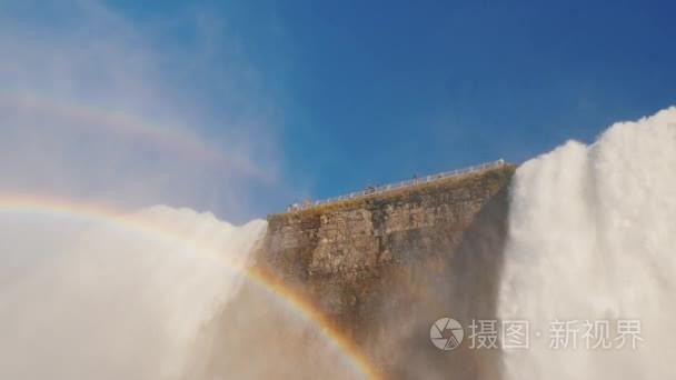 彩虹和尼亚加拉大瀑布。两条水流倒下来  一个底部的看法