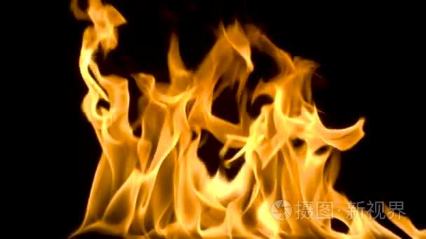 火焰和火焰燃烧在反射的玻璃表面  在缓慢的运动与黑色背景  与火焰缓慢移动
