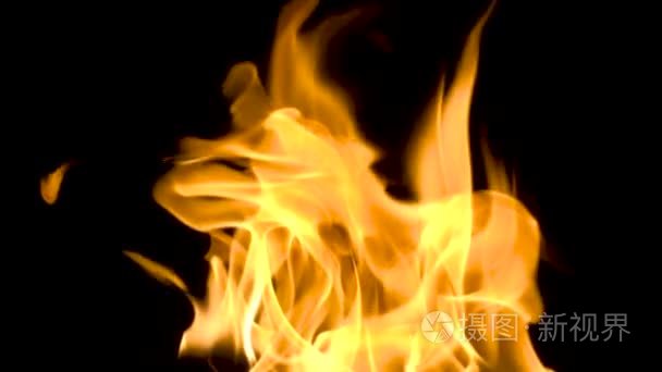 火焰和火焰燃烧在反射的玻璃表面  在缓慢的运动与黑色背景  与火焰缓慢移动