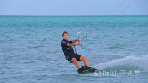 年轻女孩风筝冲浪在海洋, 极端夏天体育 hd, 慢动作视频