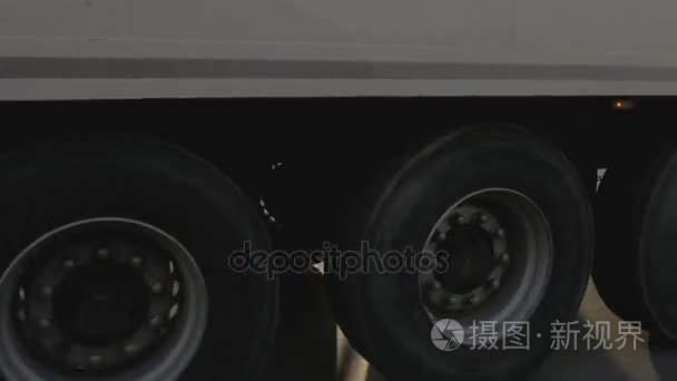 公路上的货车在沥青背景下行驶视频