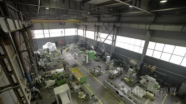 工厂的装配车间为磨床的生产视频