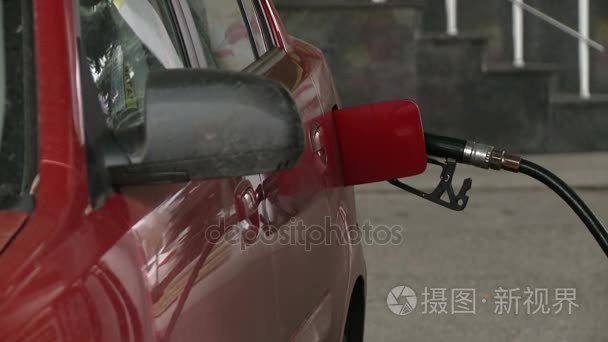 在加油站用燃料加油汽车的油箱视频