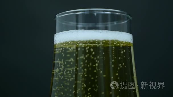 黑色背景下的气泡杯香槟视频