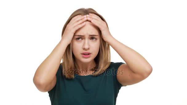 紧张的女性肖像30s 与奥本头发担心的东西与神经质的面部表情试图决定