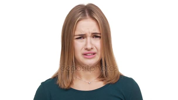 关闭不愉快的女性与赤褐色头发感觉反感的工作室肖像展示她的厌恶意味