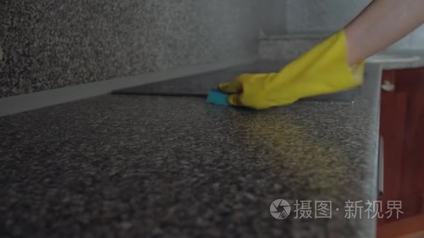 妇女洗涤海绵厨房家具