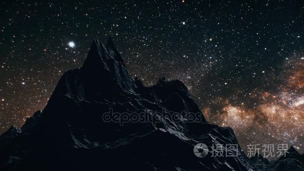 星银河之夜在山上的时间流逝。由 Nasa 提供的这幅图像的元素视频