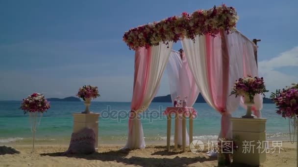 美丽的婚礼拱门与花在海滩