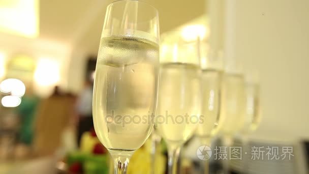 喜庆新年餐桌上的香槟杯视频