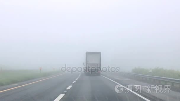 高速公路大雾下的半卡车视频