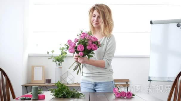 妇女花店制作鲜花花束视频