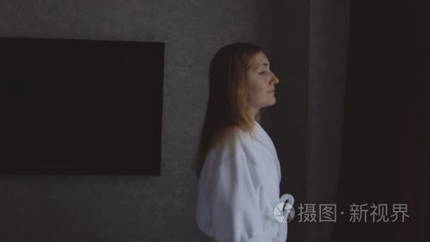 积极的女人看着窗外视频