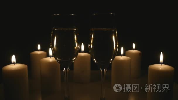 黑色背景蜡烛两杯香槟视频