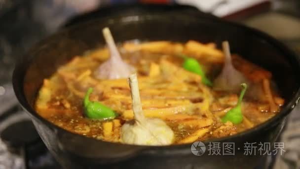 烹调饭, 上肢加入大蒜和绿色辣椒入 castiron 水壶