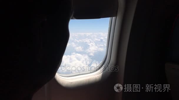 剪影乘客看飞机窗口和关闭树荫视频