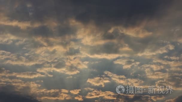 令人惊异的 Cloudscape 与灰色和白色云彩在森林湖在慢行动