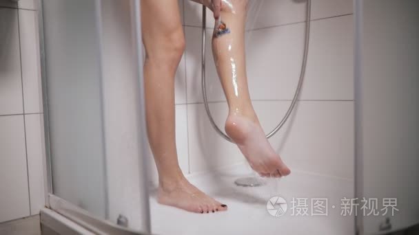 女人在淋浴间用剃刀刮腿视频