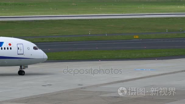 所有日本航空公司波音787在杜塞尔多夫机场滑行