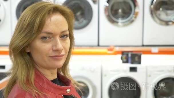 一个女人在商店里买了一台洗衣机, 4k, 慢动作