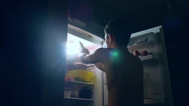 Песня открываю холодильник. Мужчина открывает холодильник. Холодильник ночью. Заглянул в холодильник ночью арт. Мужик ночью у холодильника.